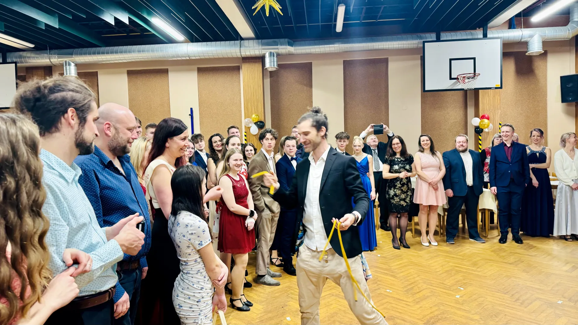 kouzelník na ples ZŠ Dobré - vystoupení a mikromagie mezi hosty